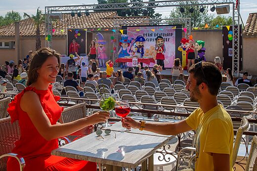 Spectacle d'animation sur scène avec personnages et public au camping CAPFUN Barbacane à NARBONNE (11).
