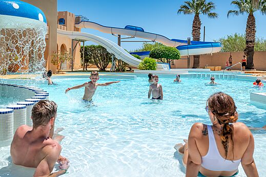 Piscine extérieure avec toboggans aquatiques et jeux d'eau au camping CAPFUN Barbacane à NARBONNE (11).