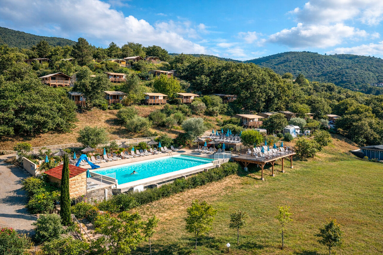 Piscine ext�rieure avec toboggan et chalets au camping CLICOCHIC Bastets � Marsanne (26).