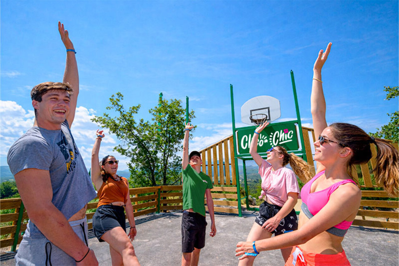 Jeunes jouant au basketball sur terrain multisport au camping CLICOCHIC Bastets � Marsanne (26).