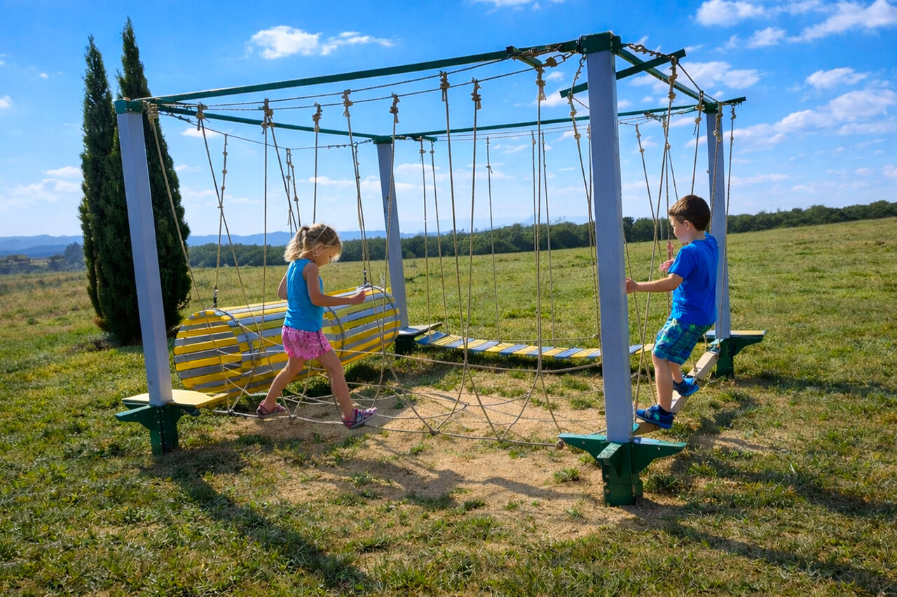 Parcours d'aventure pour enfants avec pont de cordes au camping CLICOCHIC Bastets � Marsanne (26).