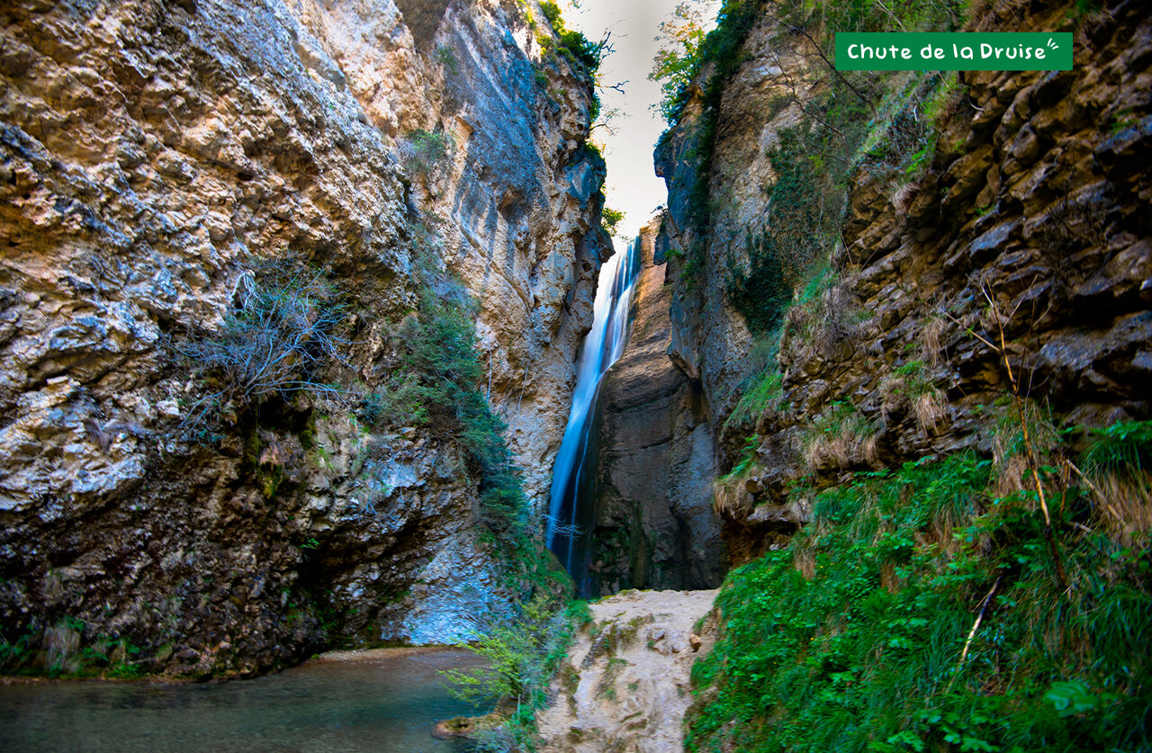 Impressionnante Chute de la Druise, cascade naturelle dans une gorge rocheuse, pr�s de Marsanne.