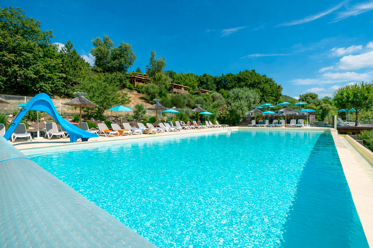 Grande piscine ext�rieure avec toboggan et transats au camping CLICOCHIC Bastets � Marsanne (26).