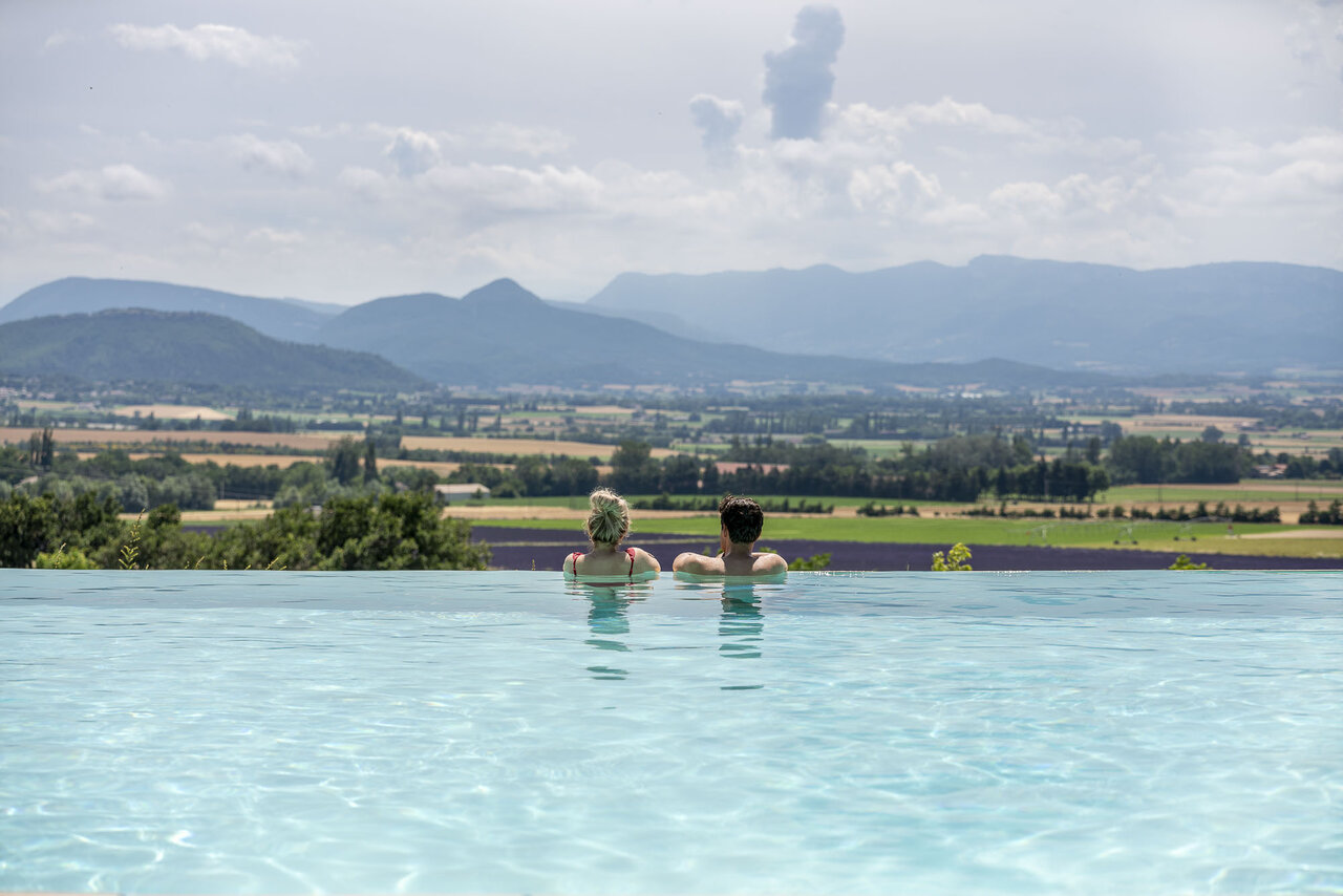 Piscine � d�bordement, couple, vue panoramique au camping CLICOCHIC Bastets � Marsanne.
