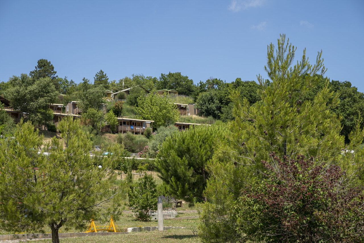 H�bergements en bois sur colline verdoyante au camping CLICOCHIC Bastets � Marsanne (26).