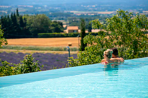Piscine � d�bordement, couple au camping CLICOCHIC Bastets � Marsanne (26).
