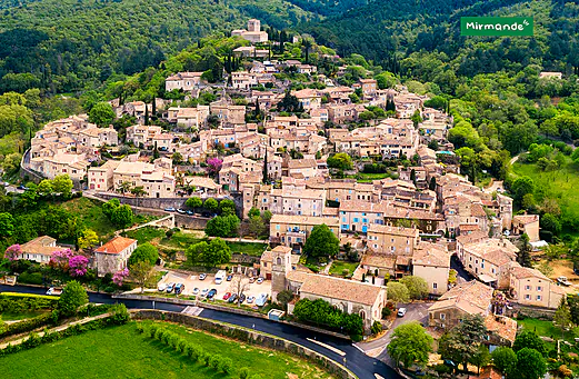Village perch� m�di�val de Mirmande, un des plus beaux villages de la Dr�me.