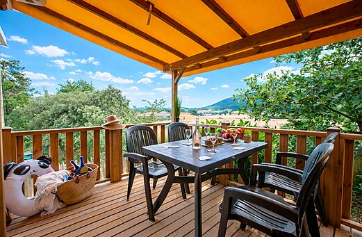 Terrasse de Mobil-home avec table, chaises au camping CLICOCHIC Bastets Marsanne.
