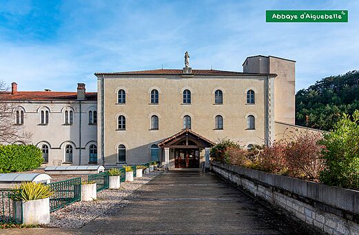 Façade historique de l'Abbaye d'Aiguebelle, monument cistercien en Drôme provençale.