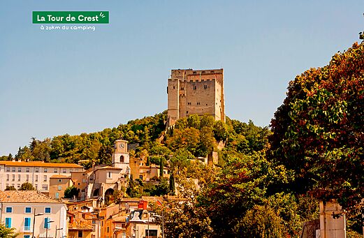 Tour de Crest médiévale dominant la ville et la Drôme, lieu à visiter.