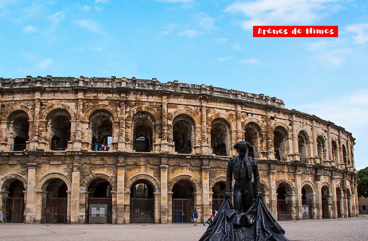 Ar�nes de N�mes, amphith��tre romain historique, avec statue de torero � N�mes, Occitanie.