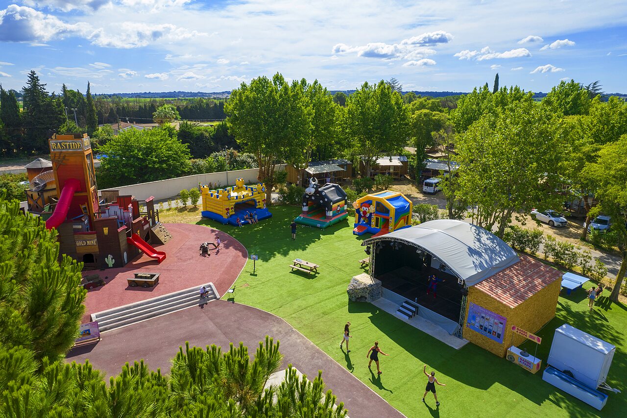 Grande aire de jeux, structures gonflables et sc�ne d'animation au camping CAPFUN Bastide � N�mes (30).