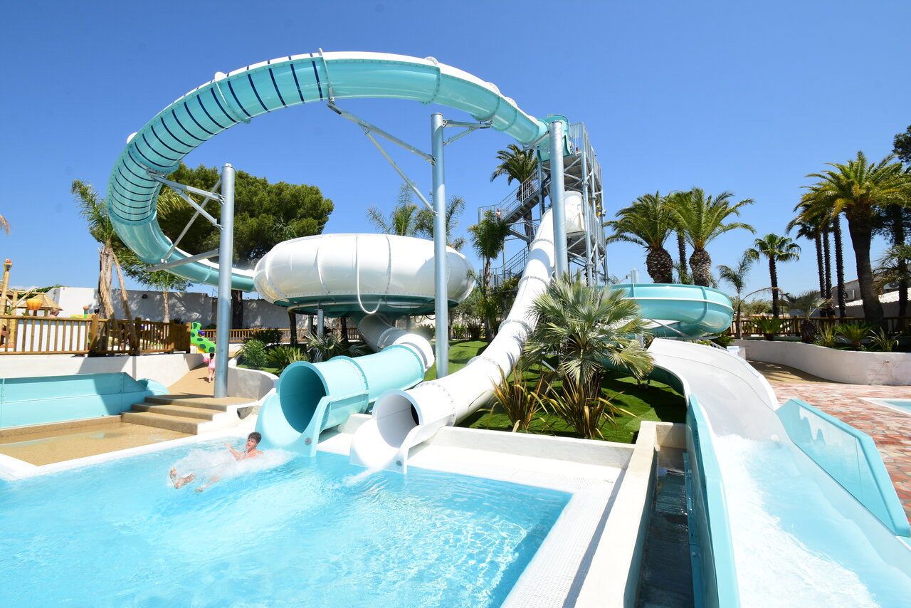 Toboggans aquatiques g�ants et piscine ext�rieure au camping CAPFUN La Baume - La Palmeraie � Fr�jus (83).