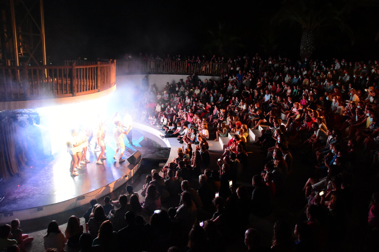 Spectacle nocturne au camping CAPFUN La Baume - La Palmeraie � Fr�jus (83).