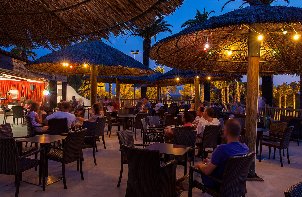 Soir�e anim�e, concert live, terrasse bar au camping CAPFUN La Baume - La Palmeraie � Fr�jus (83).