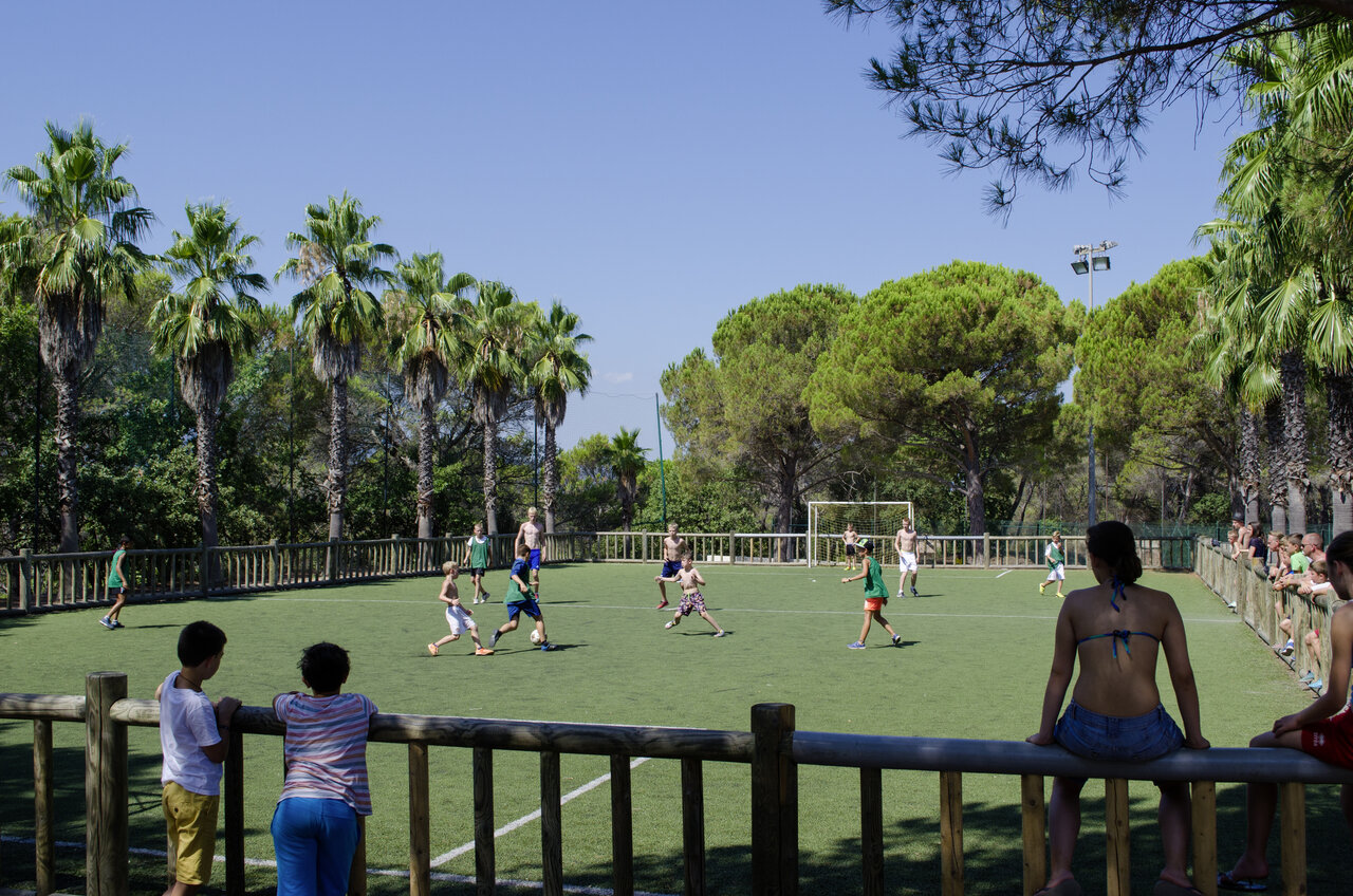 Match de football enfants sur terrain au camping CAPFUN La Baume � Fr�jus.
