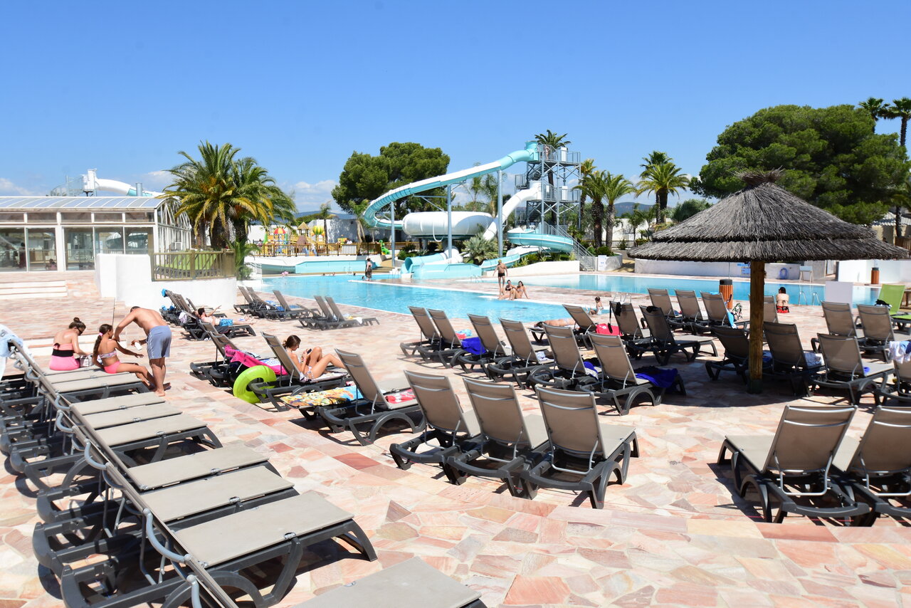 Piscine ext�rieure avec toboggans et transats au CAPFUN La Baume, Fr�jus (83).