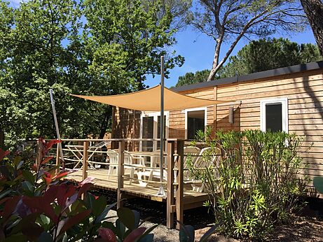 Mobil-home avec terrasse au camping CAPFUN La Baume - La Palmeraie à Fréjus (83).