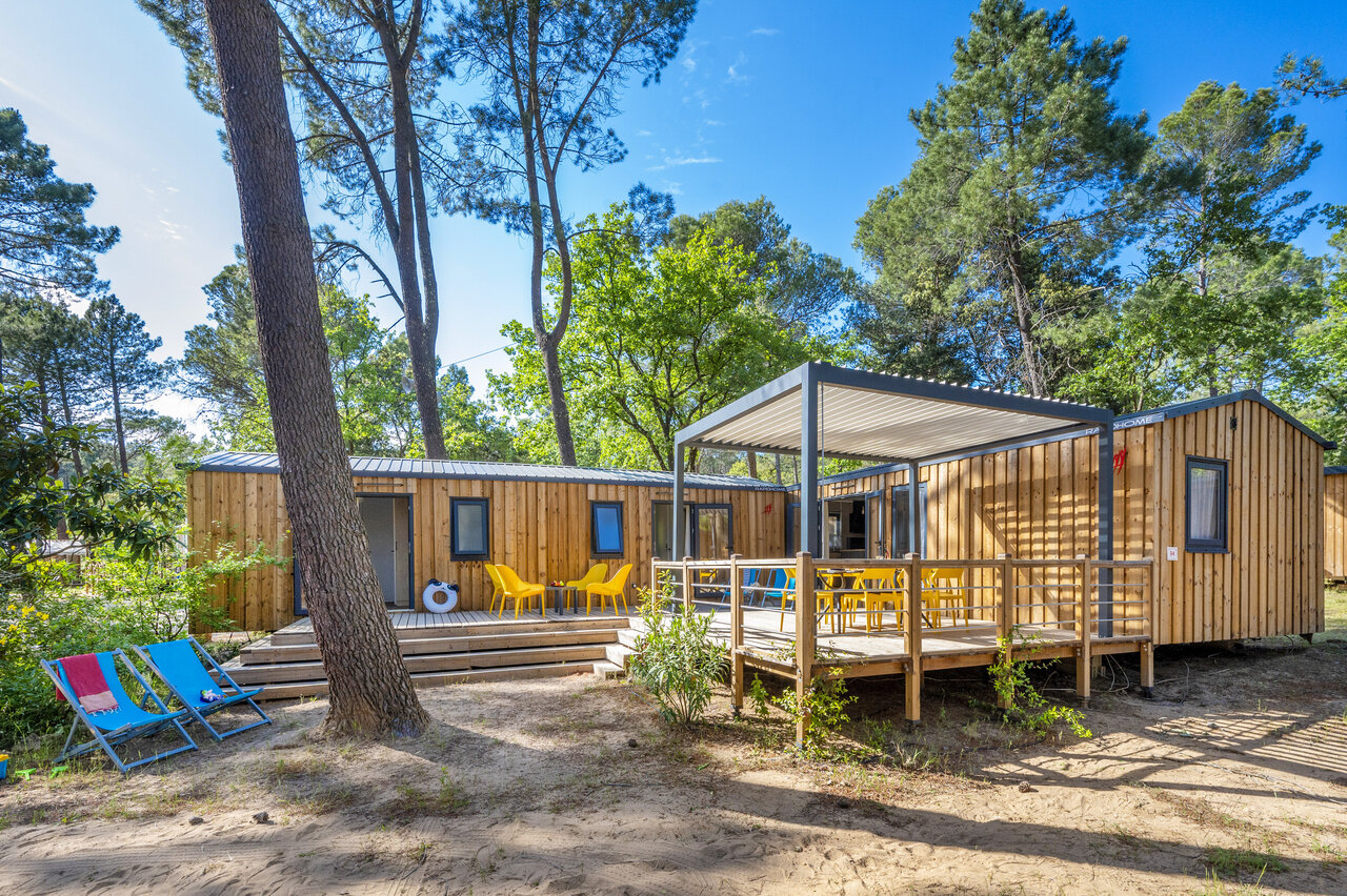 Mobil-home en bois avec terrasse et chaises au camping CAPFUN Beauregard � MORNAS (84).