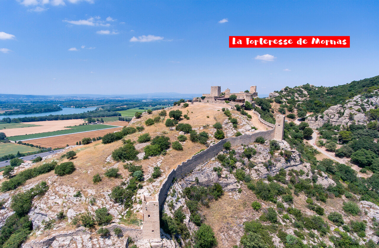Forteresse m�di�vale de Mornas perch�e sur sa colline, avec vue sur la vall�e du Rh�ne.