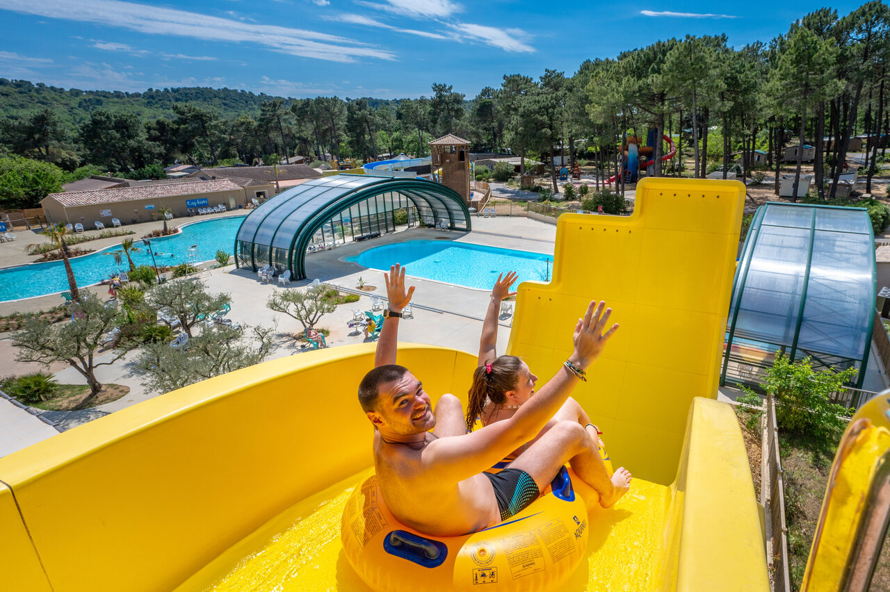 Toboggan aquatique g�ant et piscines au CAPFUN Beauregard � MORNAS (84).