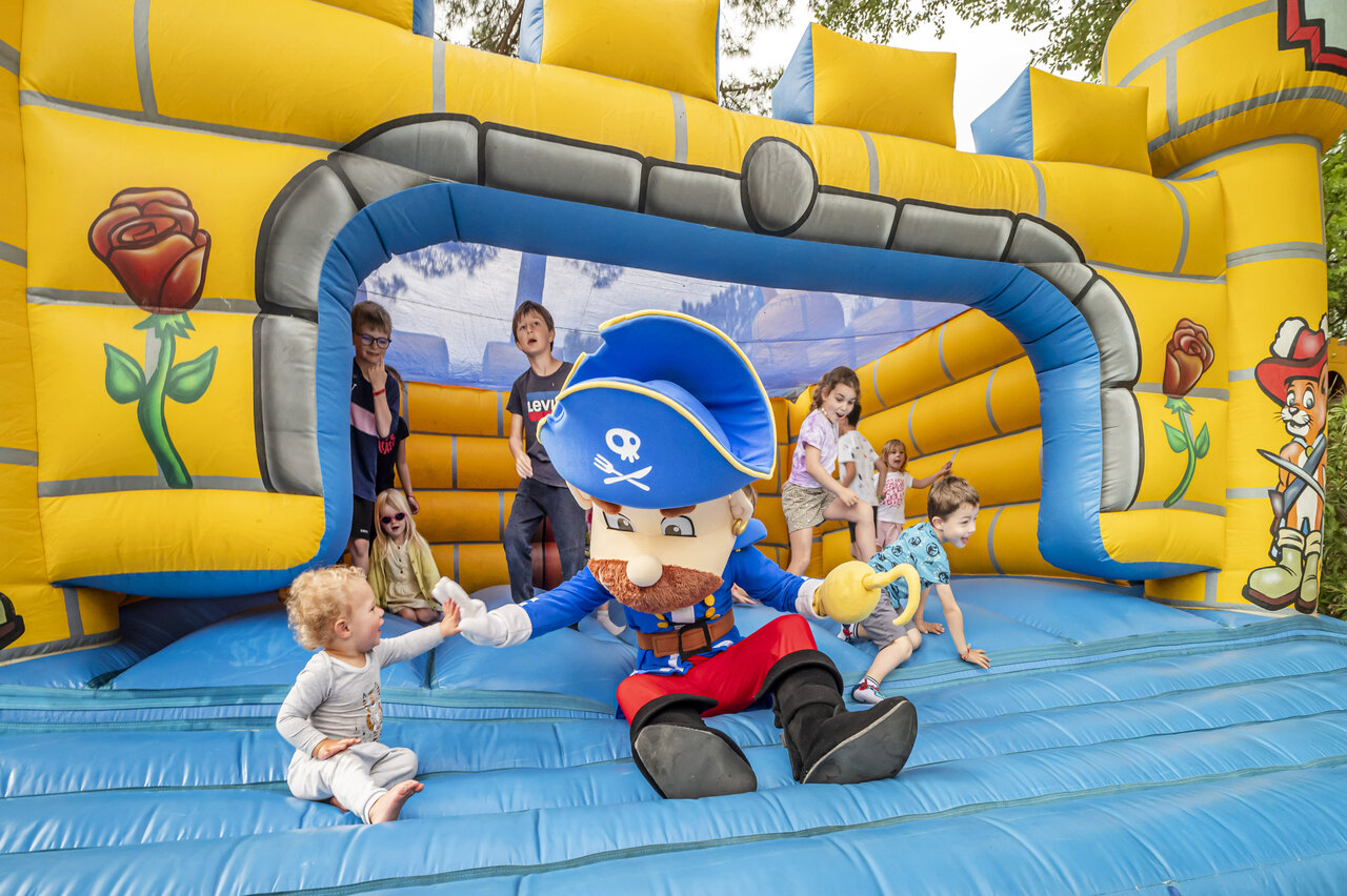 Structure gonflable pirate et enfants jouant au camping CAPFUN Beauregard � MORNAS (84).