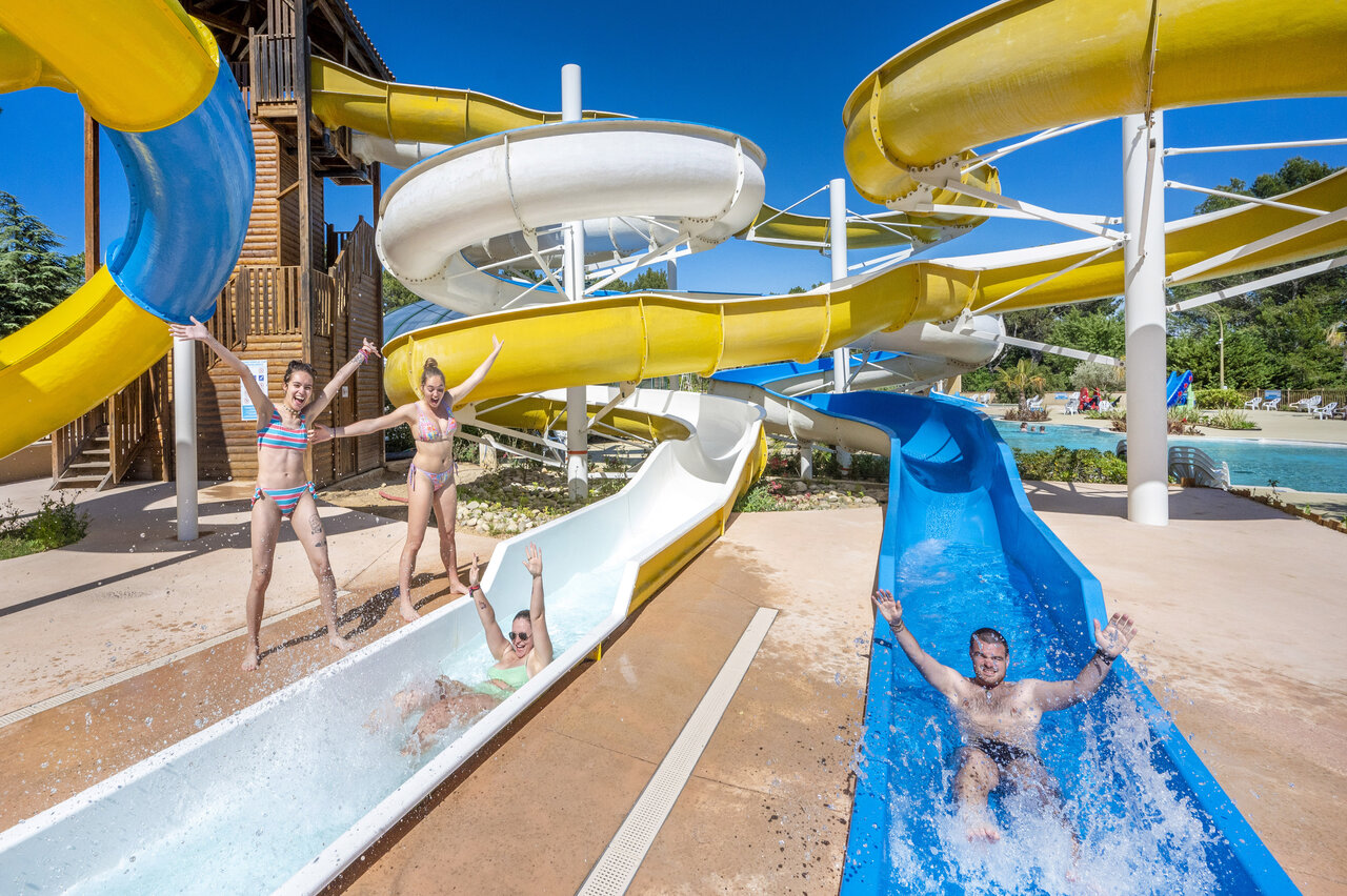 Toboggans aquatiques g�ants avec vacanciers au camping CAPFUN Beauregard � MORNAS (84).