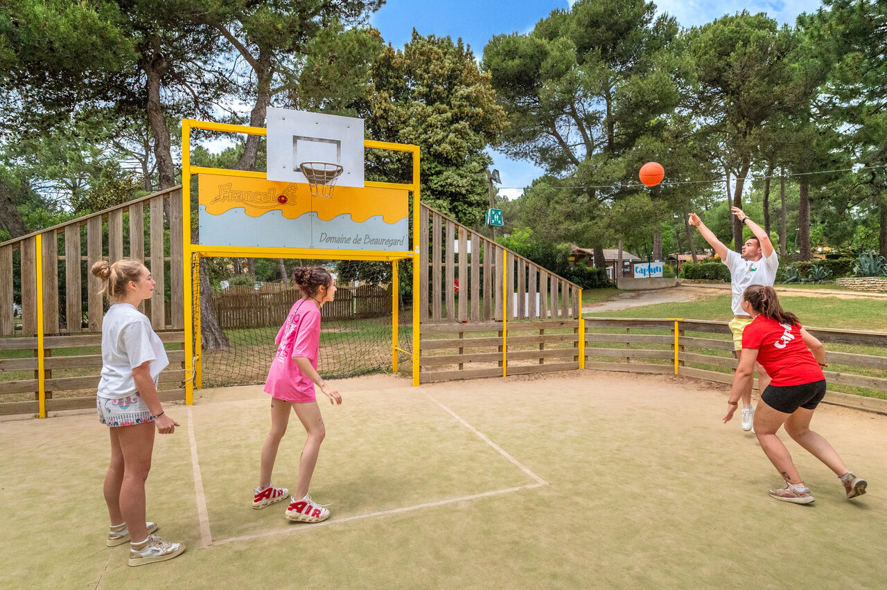Terrain de basketball et jeunes jouant au camping CAPFUN Beauregard � MORNAS (84).