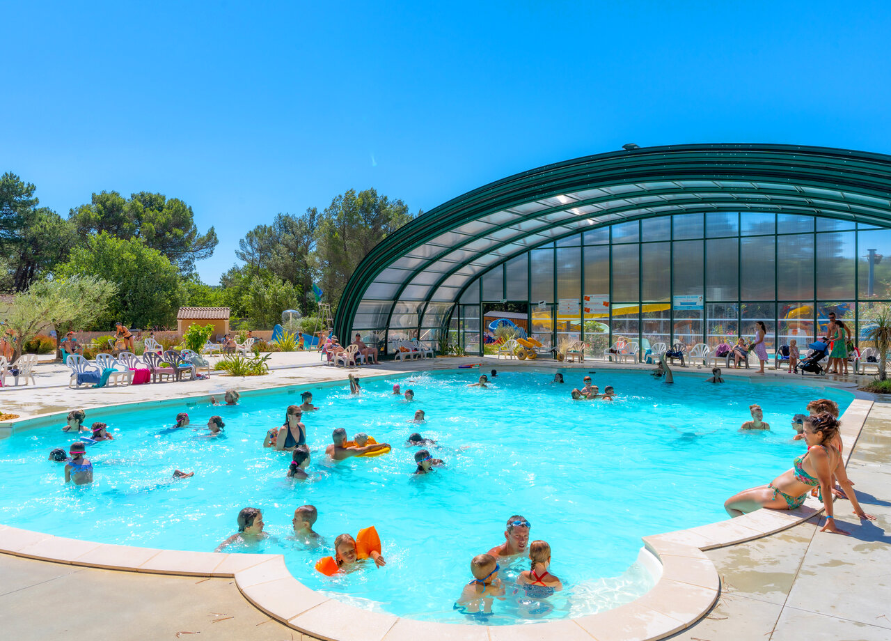 Grande piscine ext�rieure et couverte avec baigneurs au camping CAPFUN Beauregard � MORNAS (84).