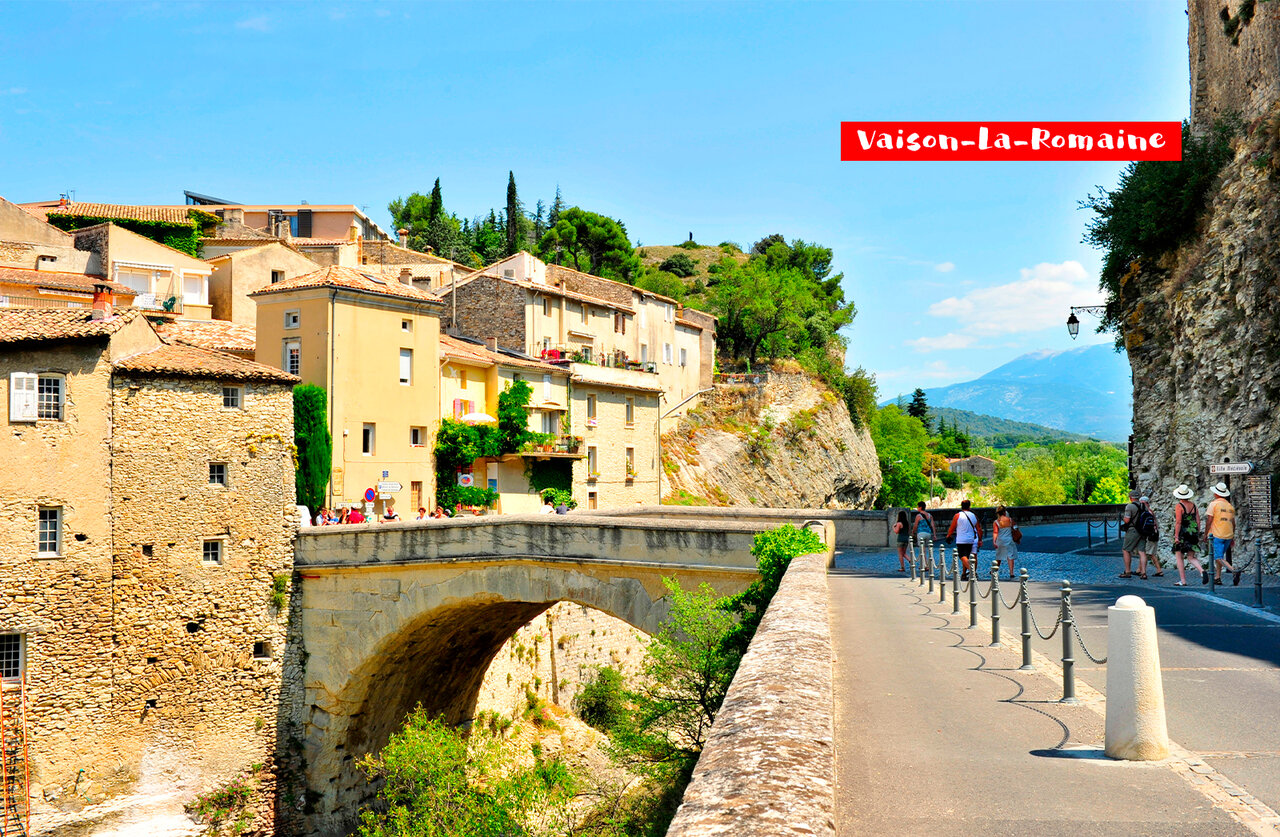 Pont romain et maisons historiques de Vaison-la-Romaine, Provence, � visiter.