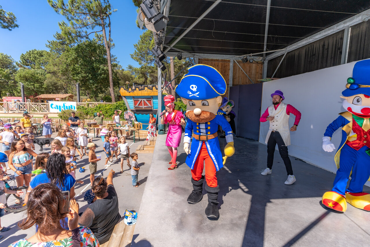Spectacle d'animation avec mascottes et enfants au camping CAPFUN Beauregard � MORNAS (84).