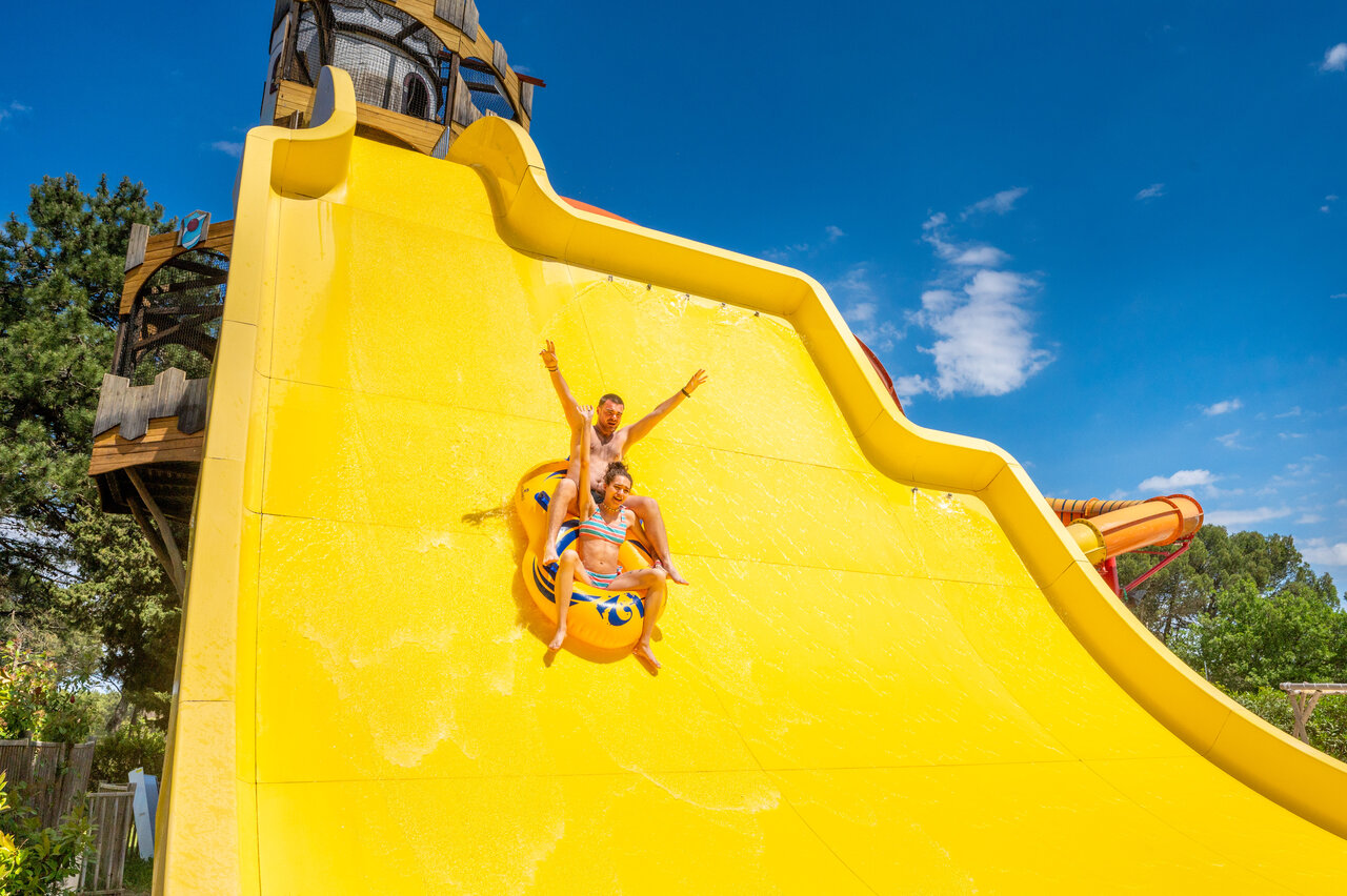 Toboggan aquatique g�ant jaune, deux personnes, camping CAPFUN Beauregard � MORNAS (84).