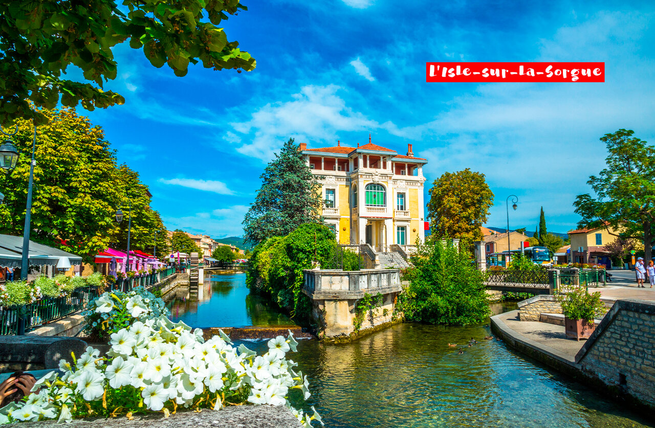 L'Isle-sur-la-Sorgue, charmante ville proven�ale avec ses canaux et sa rivi�re.