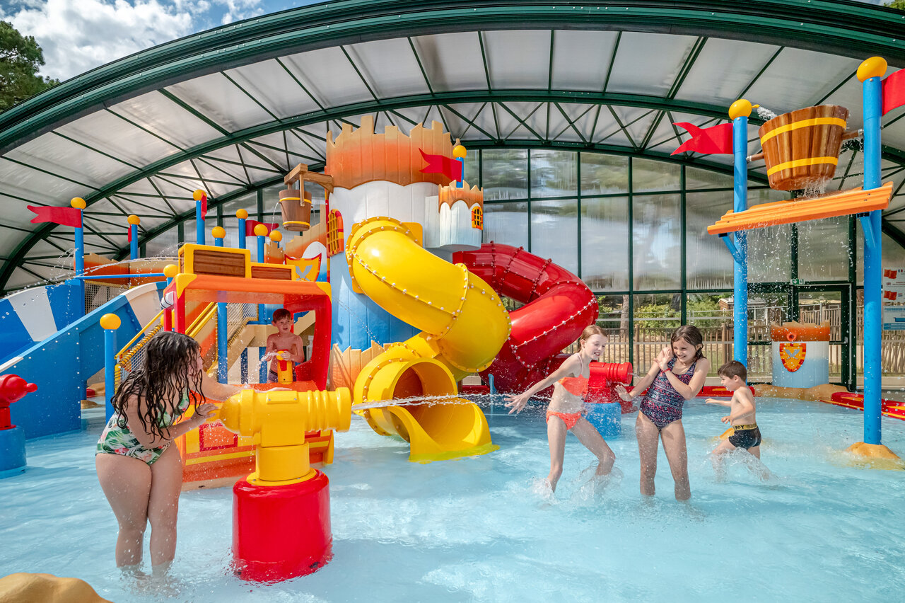 Parc aquatique couvert avec toboggans et jeux au CAPFUN Beauregard � MORNAS (84).