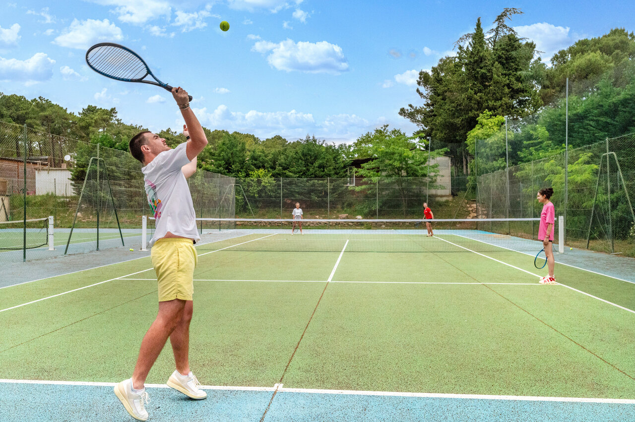 Court de tennis avec joueurs en pleine partie au camping CAPFUN Beauregard � MORNAS (84).