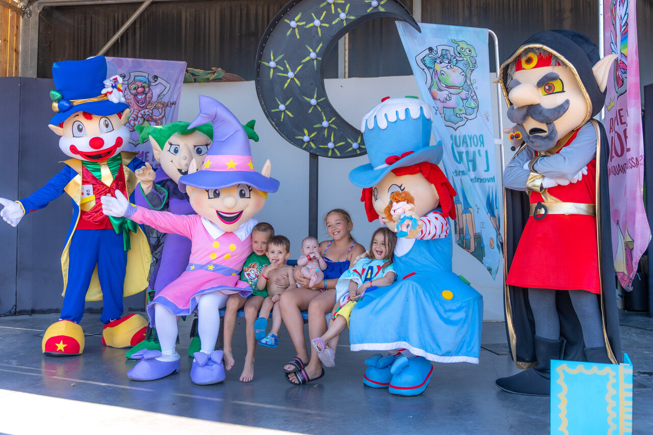 Mascottes color�es et enfants souriants participant � l'animation au camping CAPFUN Beauregard � MORNAS (84).