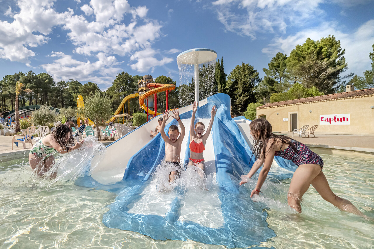 Toboggans g�ants et jeux aquatiques au camping CAPFUN Beauregard � MORNAS (84).