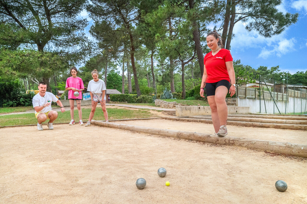 Terrain de p�tanque et joueurs au camping CAPFUN Beauregard � MORNAS (84).