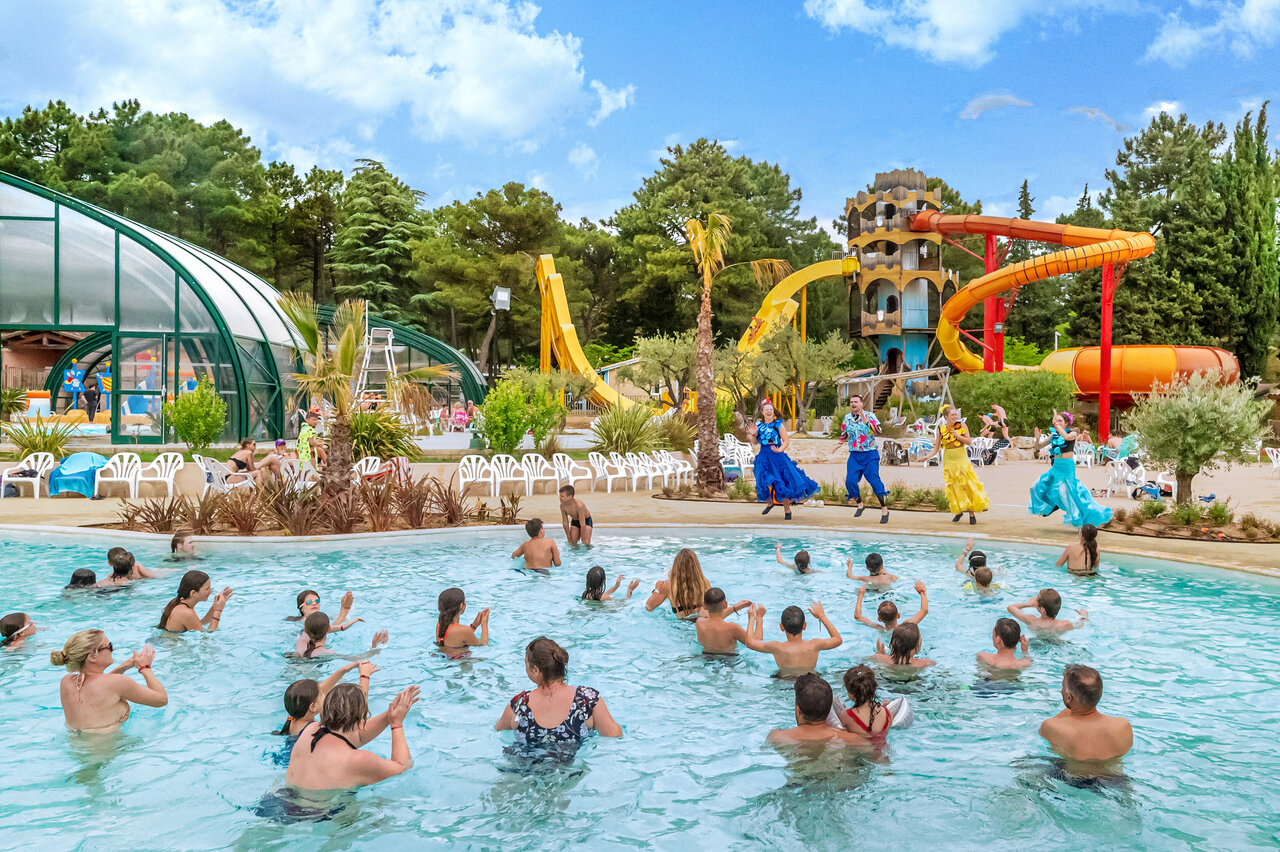 Piscine ext�rieure, animation et toboggans aquatiques au camping CAPFUN Beauregard � MORNAS (84).
