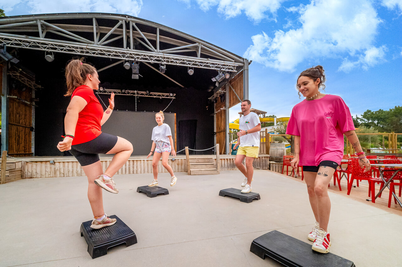 Cours de step en plein air au camping CAPFUN Beauregard � MORNAS (84).