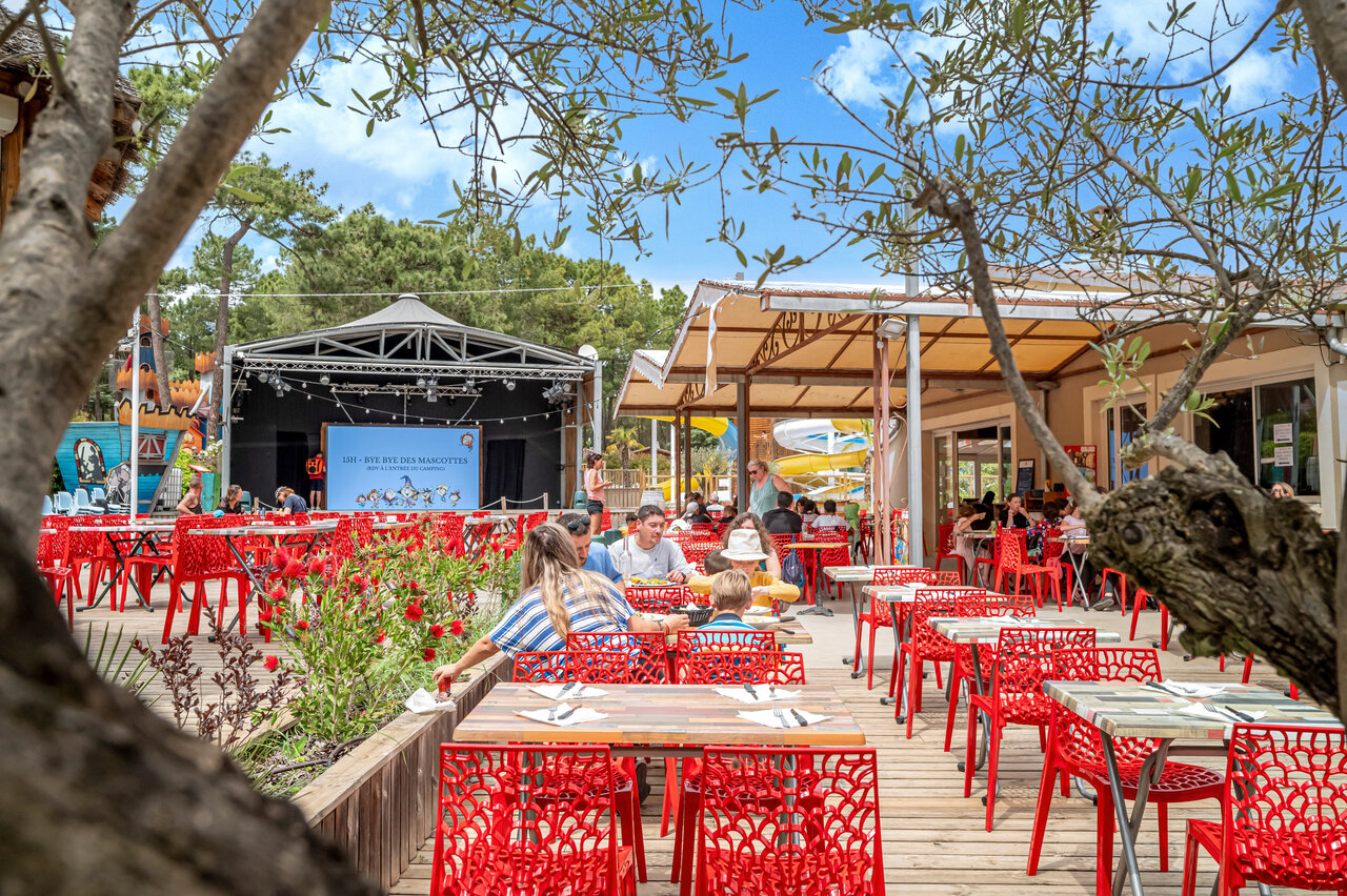 Restaurant ext�rieur et sc�ne d'animation au camping CAPFUN Beauregard � MORNAS (84).