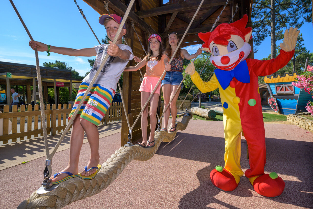 Enfants et mascotte sur pont de cordes au camping CAPFUN Beauregard � MORNAS (84).