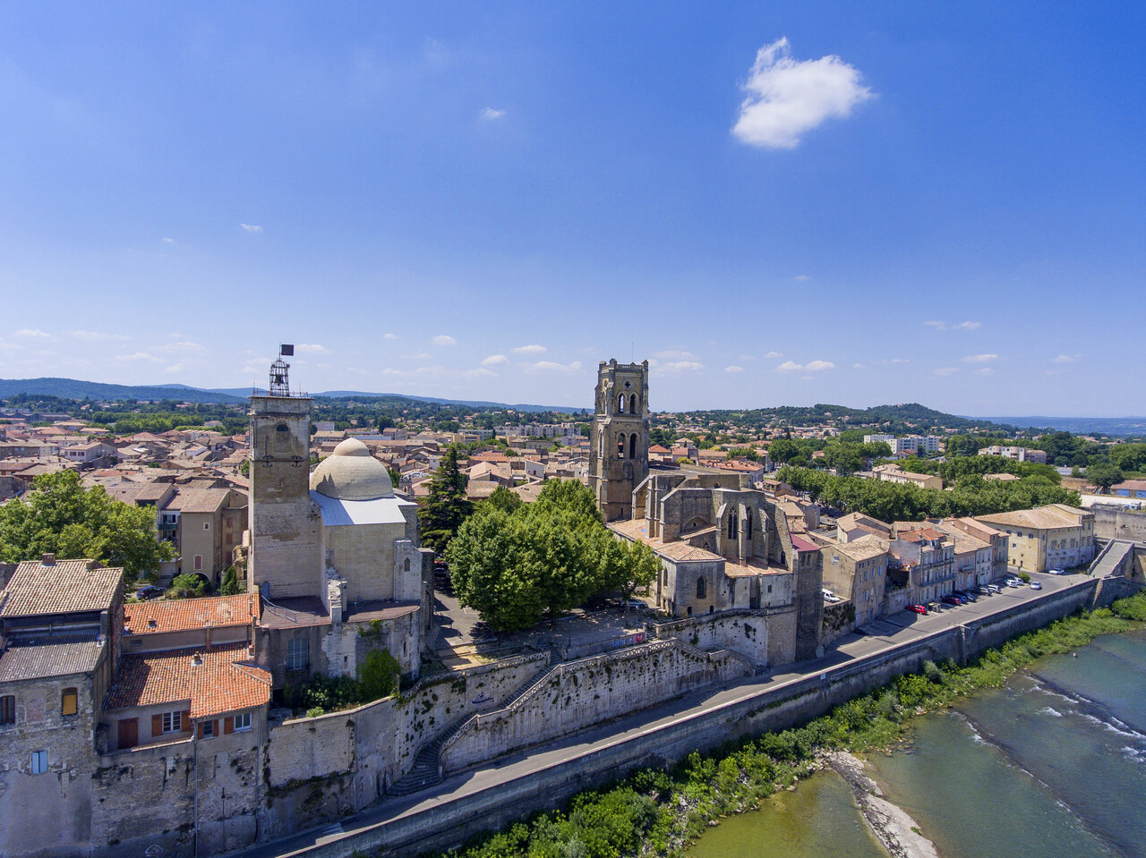 Vue a�rienne d'une ville historique avec ses monuments et une rivi�re.