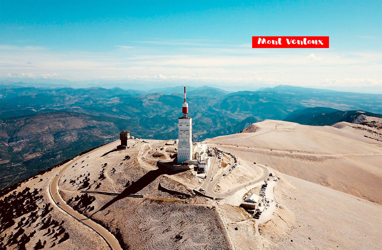 Sommet du Mont Ventoux avec son observatoire, vue panoramique sur la Provence.