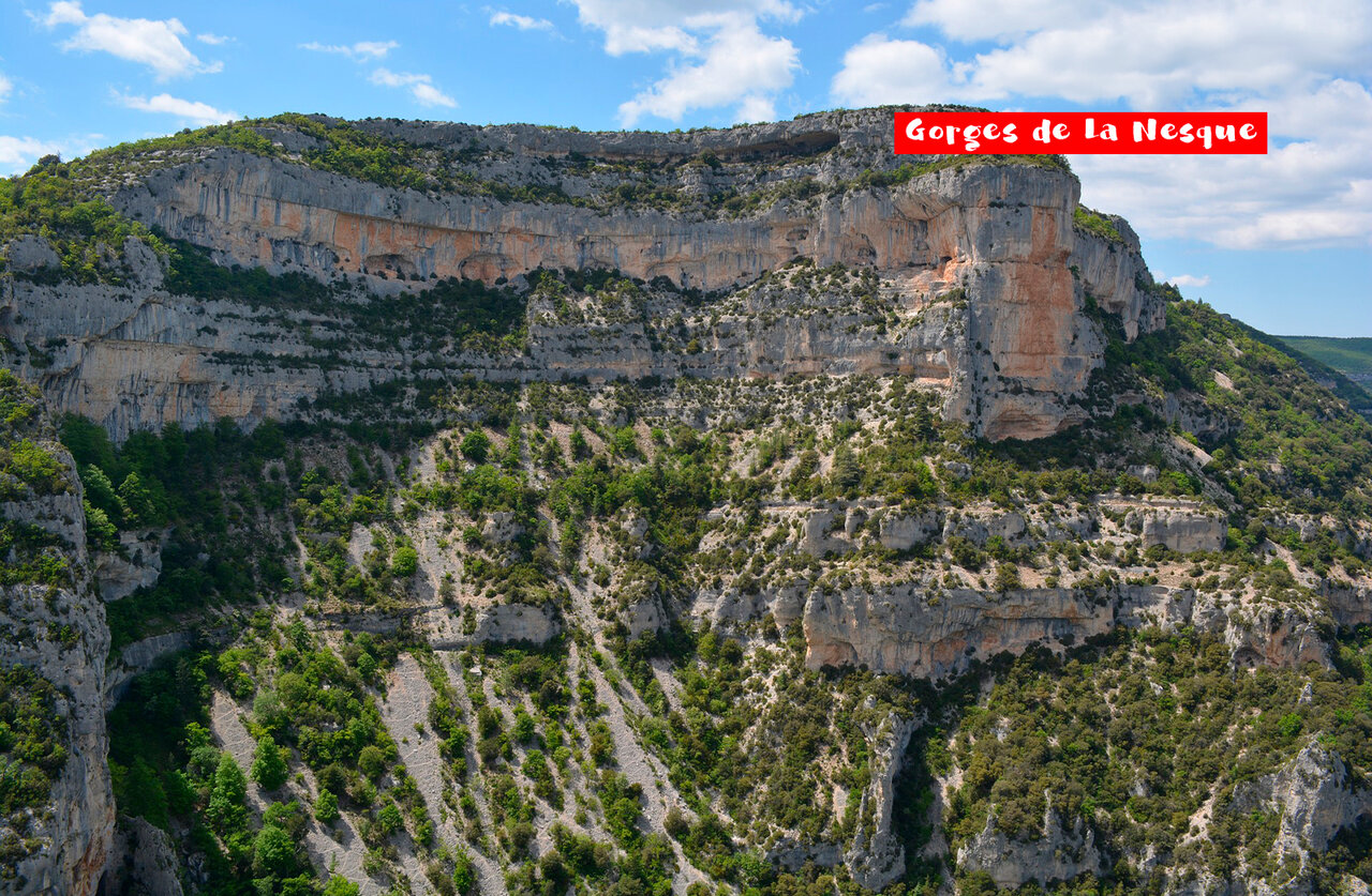 Gorges de la Nesque, paysages naturels spectaculaires et falaises rocheuses en Provence.