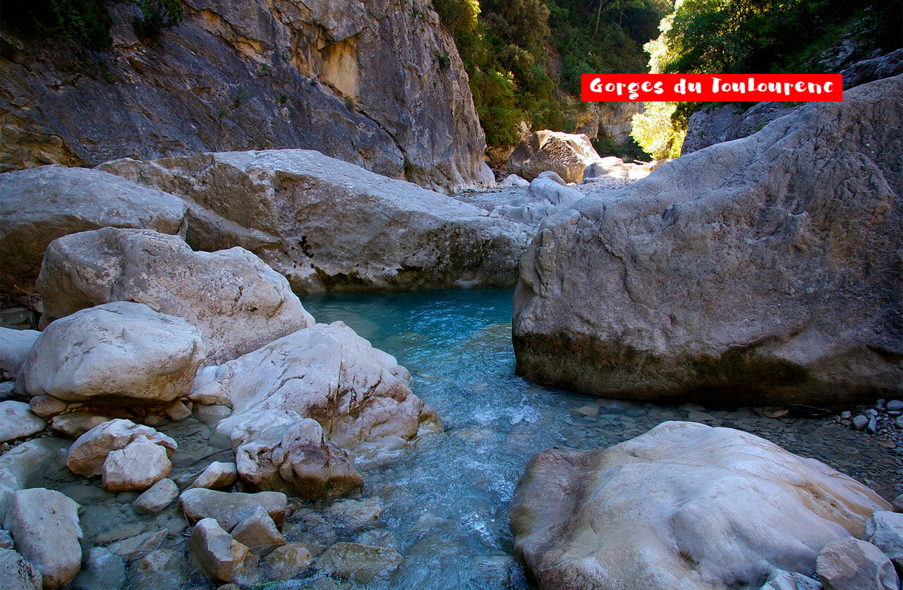 Gorges rocheuses du Toulourenc avec rivi�re et paysages naturels � visiter.