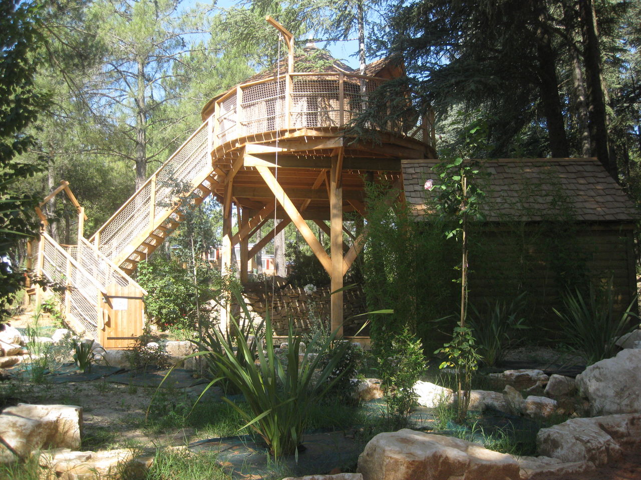 Cabane en bois avec escalier, camping CAPFUN Beauregard � Mornas (84).