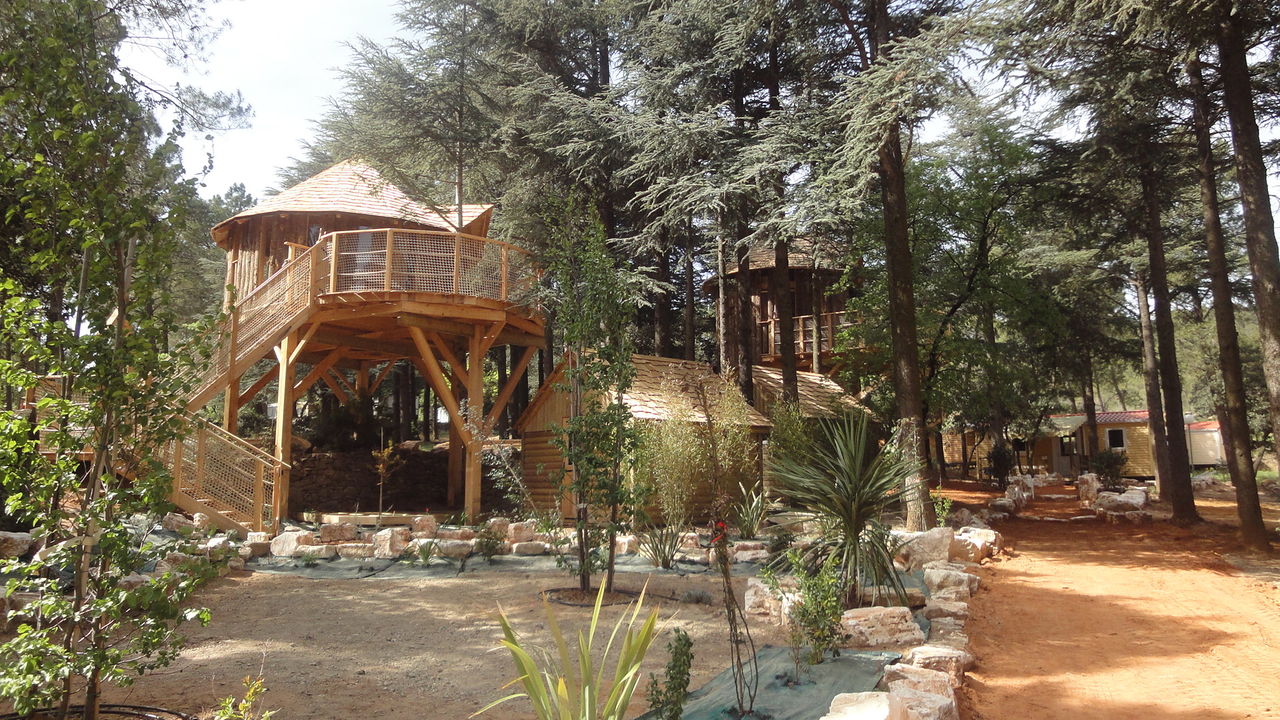 Cabanes en bois insolites au camping CAPFUN Beauregard � Mornas (84).