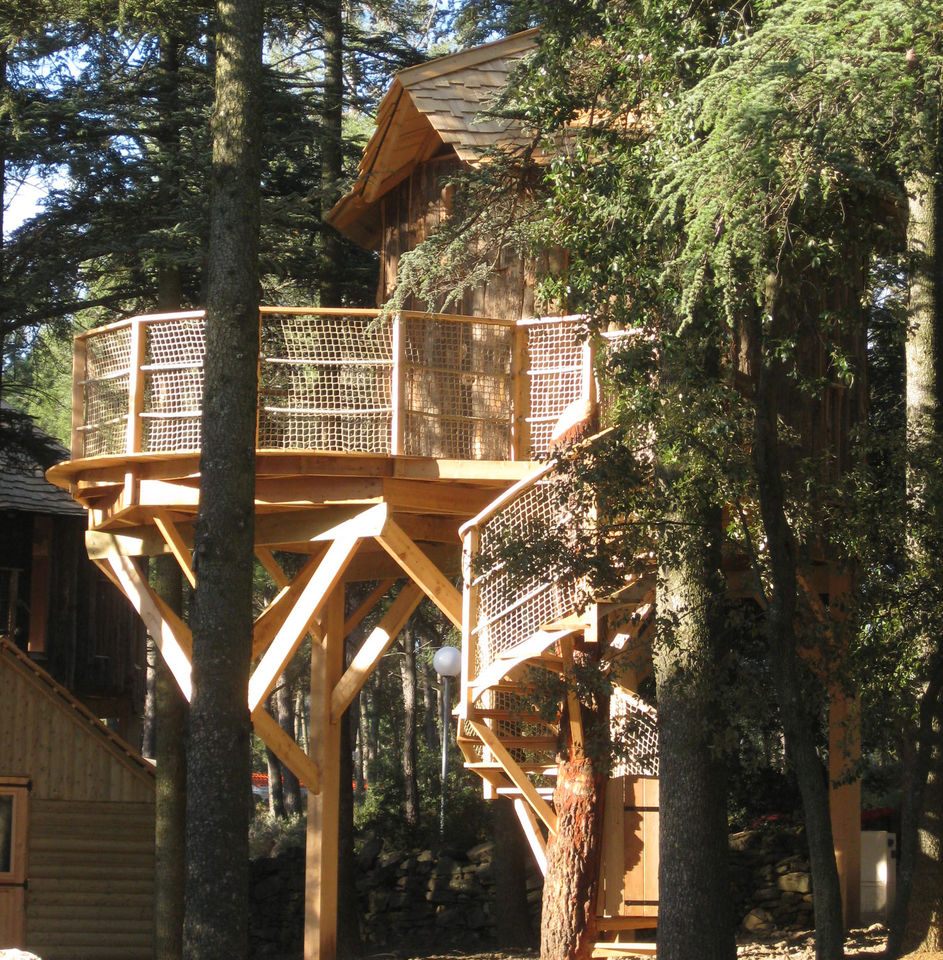 Cabane en bois perch�e avec terrasse au camping CAPFUN Beauregard � Mornas (84).