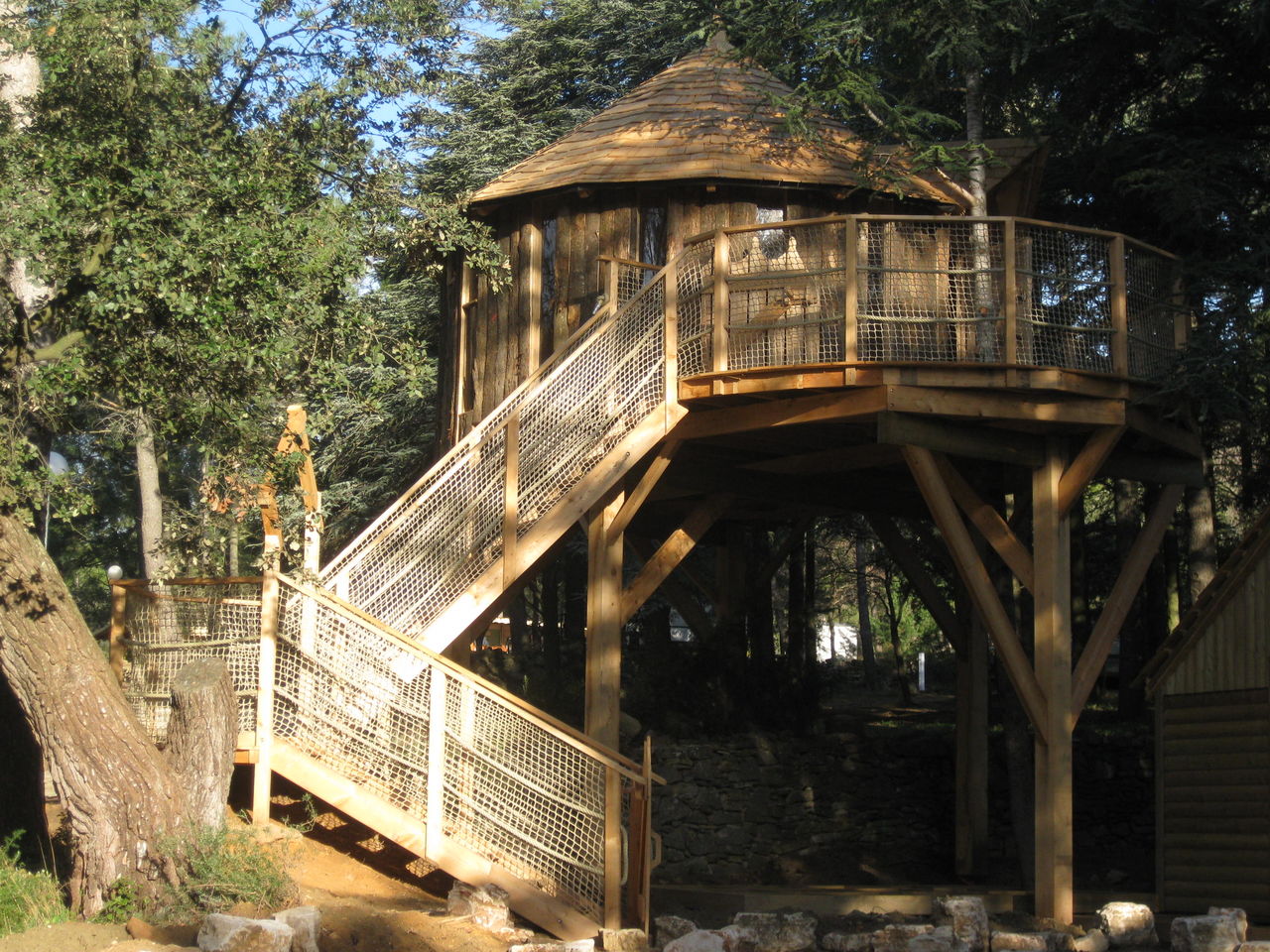Cabane en bois perch�e avec escalier au camping CAPFUN Beauregard : Cabanes dans les arbres � Mornas (84).